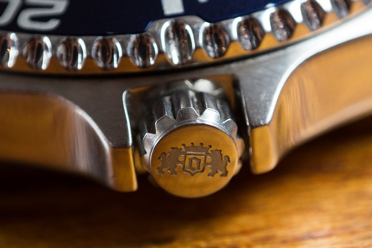 Núm vặn đồng hồ là gì?