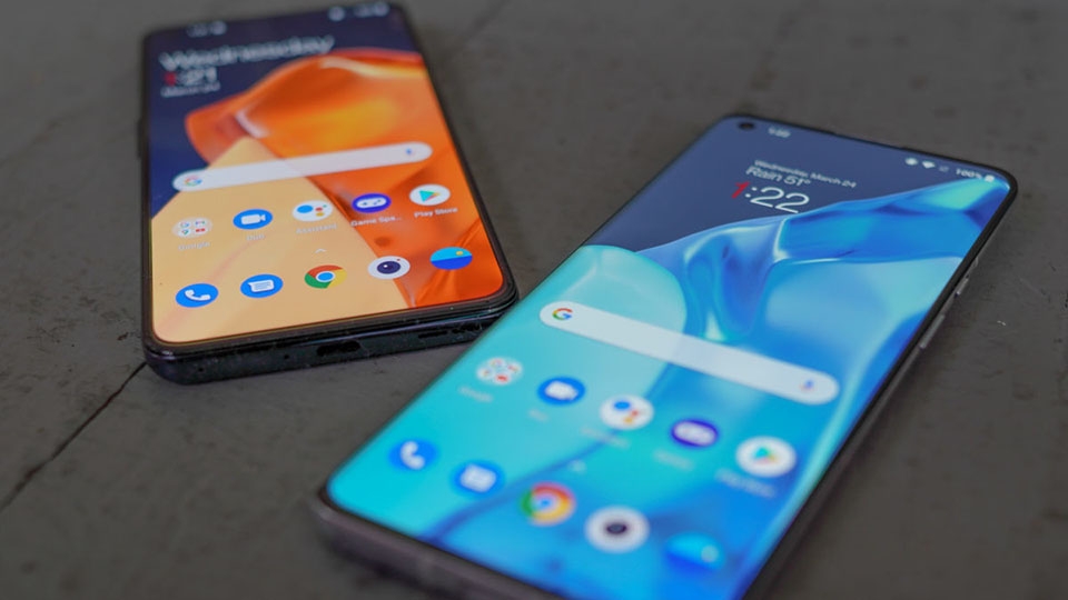 So sánh bộ ba điện thoại OnePlus 9, OnePlus 9 Pro và OnePlus 9R (ảnh 2) So sánh màn hình