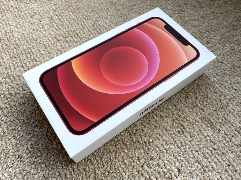 Apple tiết kiệm 861,000 tấn kim loại sau khi loại bỏ củ sạc trong hộp bán lẻ iPhone