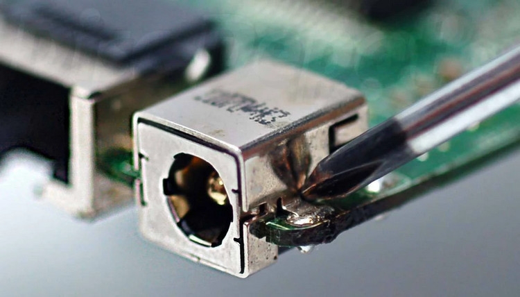 Những nguyên nhân chính làm cổng sạc laptop bị lỏng