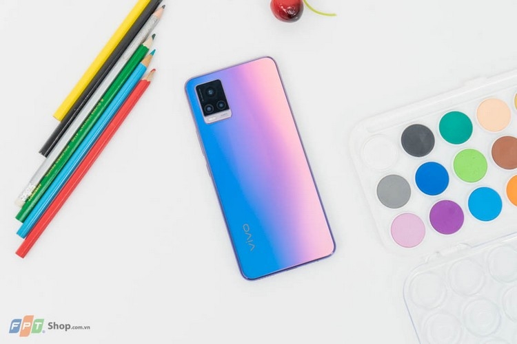 Thiết kế mặt lưng trên vivo V20 2021