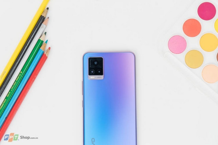 Cả hai có RAM và ROM như nhau