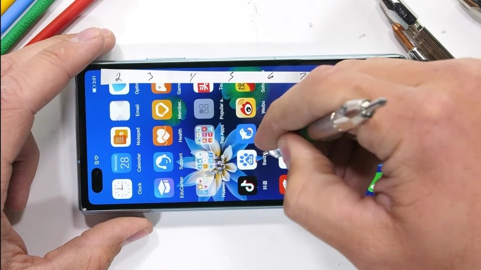 Tra tấn Huawei Mate X2 (ảnh 2)