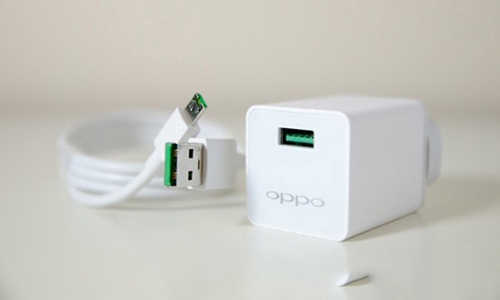dây cáp và adapter VOOC của OPPO