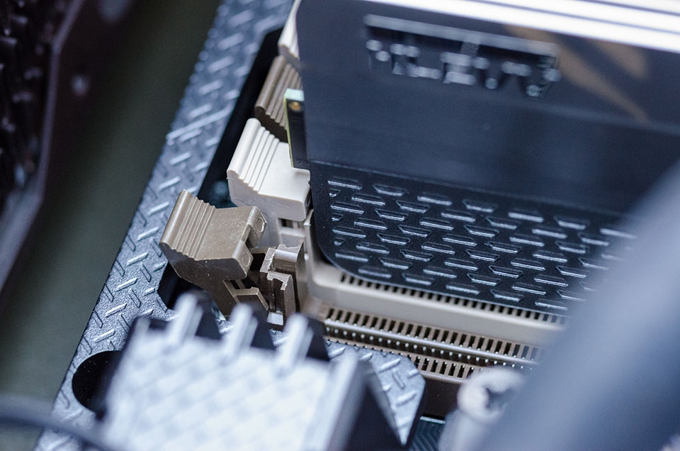 Nhấn vào kẹp ra hướng bên ngoài để lấy RAM cũ của bạn ra. Nhấn vào kẹp ra hướng bên ngoài để lấy RAM cũ của bạn ra.