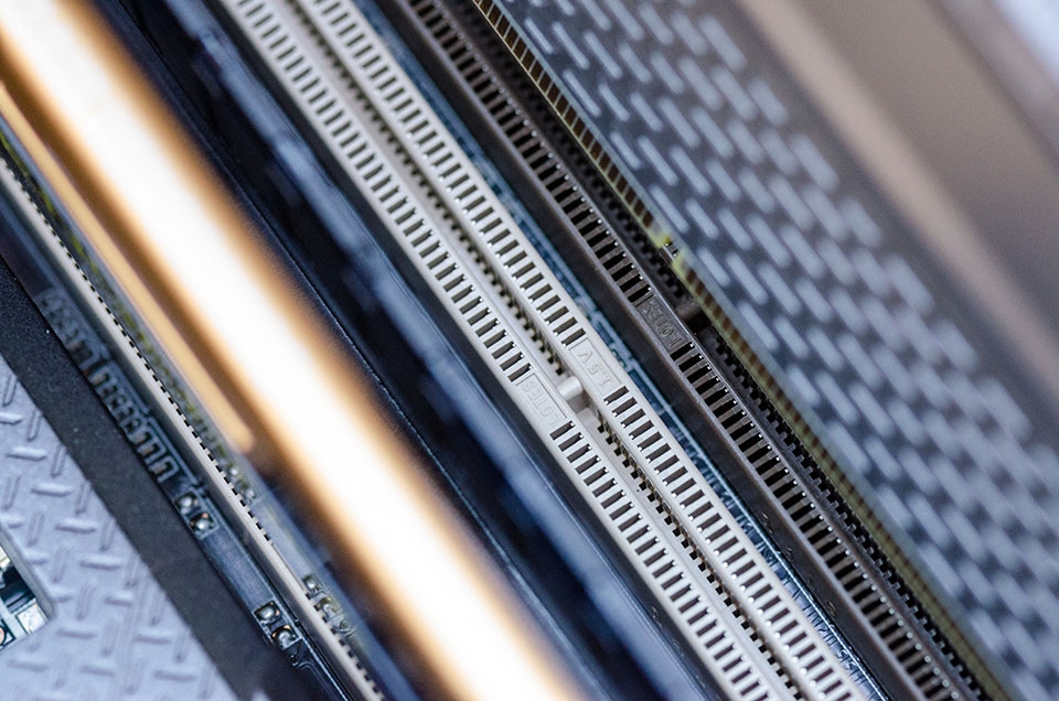 Đảm bảo rằng rãnh ở cạnh dưới của các RAM khớp với phần lồi lên trên khe RAM của bo mạch chủ. Đảm bảo rằng rãnh ở cạnh dưới của các RAM khớp với phần lồi lên trên khe RAM của bo mạch chủ.