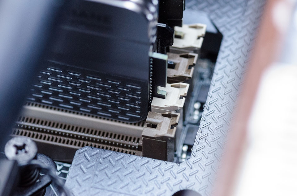 Dùng tay để ép các kẹp ôm chắc chắn RAM của bạn. Dùng tay để ép các kẹp ôm chắc chắn RAM của bạn.