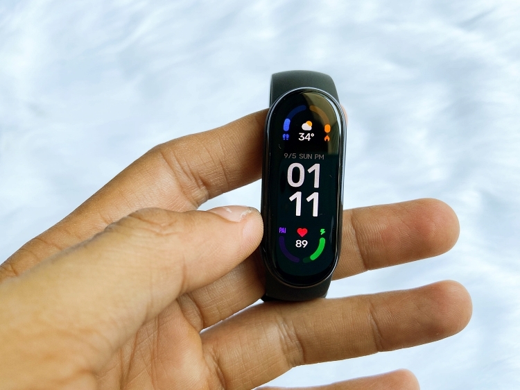Mi Band 6 có màn hình to, sắc nét, độ sáng cao và được bo cong tinh tế