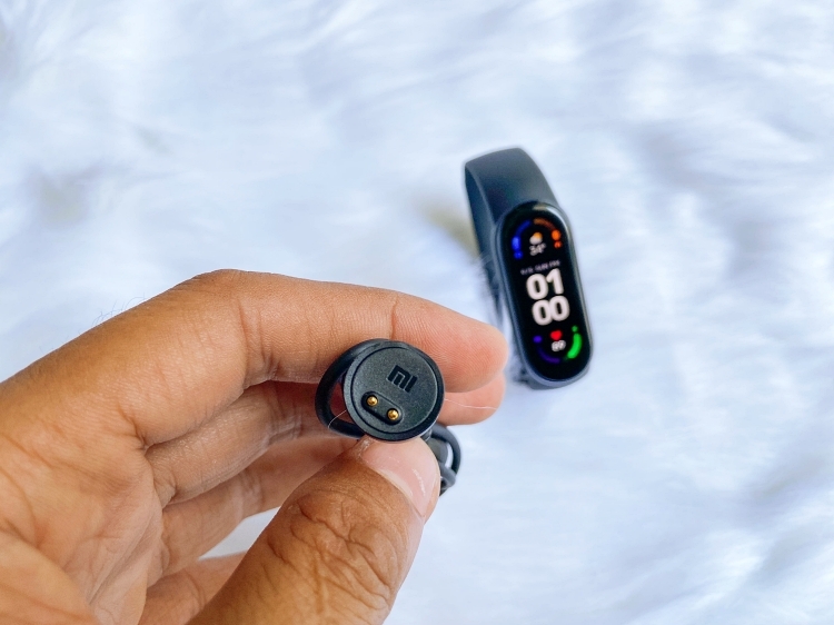 Có thể dùng chấu sạc từ tính của Mi Band 5 cho Mi Band 6