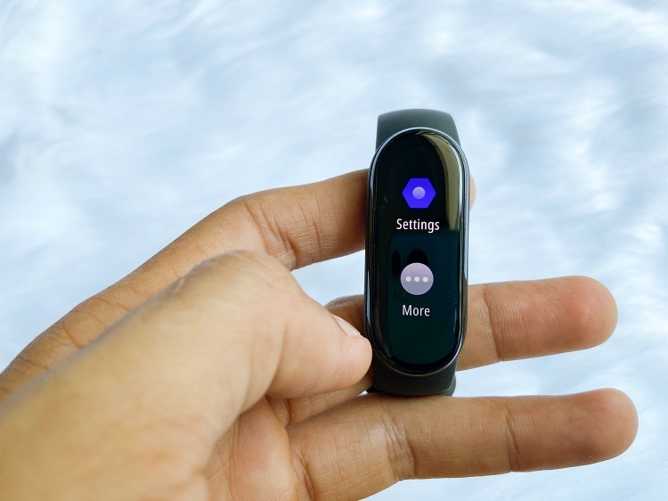 Menu của Mi Band 6 được bố trí đơn giản, vuốt không giới hạn