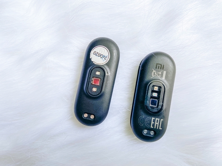 Mặt lưng của Mi Band 5 và Mi Band 6 có sự sắp xếp cảm biến khác biệt