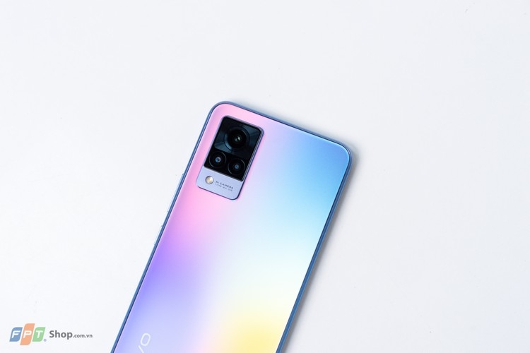 V21 5G là chiếc smartphone đầu tiên có chống rung OIS cho cả camera trước và sau