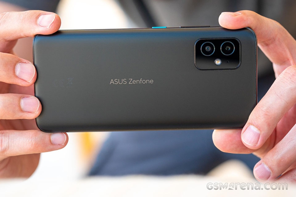 Zenfone 8 có camera kép ở phía sau Zenfone 8 có camera kép ở phía sau