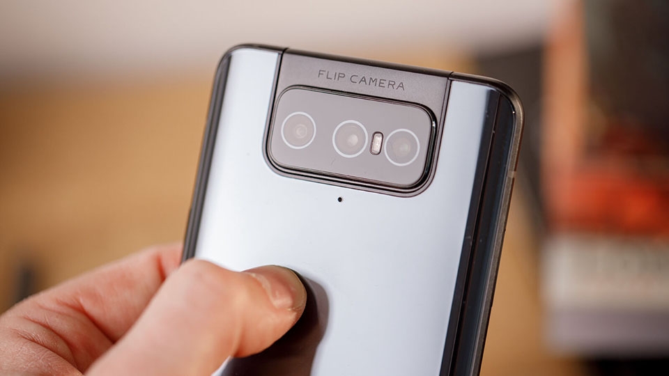 Asus Zenfone 8 Flip có 3 camera ở phía sau Asus Zenfone 8 Flip có 3 camera ở phía sau