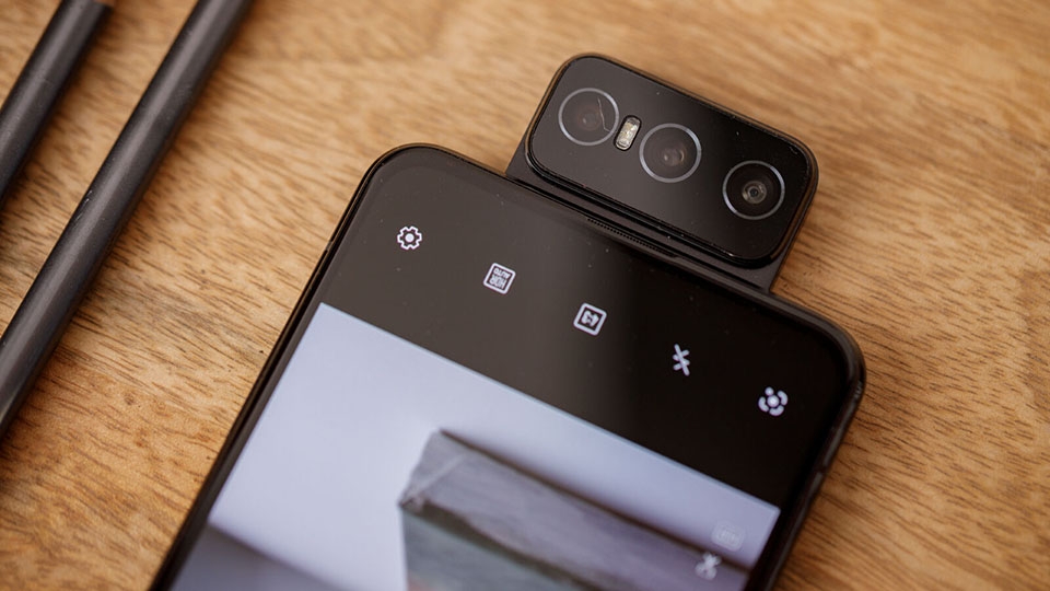 Và camera này có thể lật thành camera selfie Và camera này có thể lật thành camera selfie