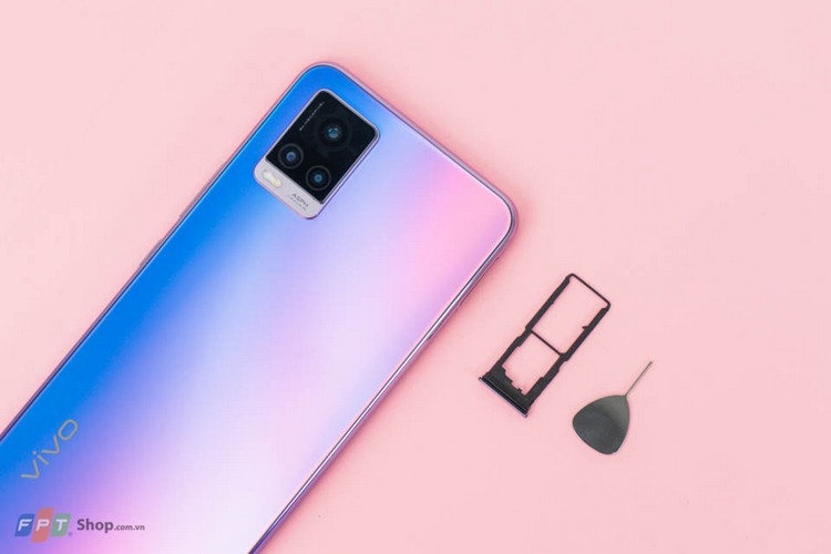 Cả vivo V21 và vivo V20 đều có pin 4000mAh, sạc nhanh 33W