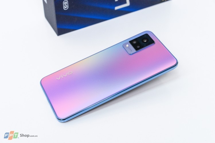 vivo V21 5G có thiết kế camera bậc thang 2 lớp màu đầy nghệ thuật