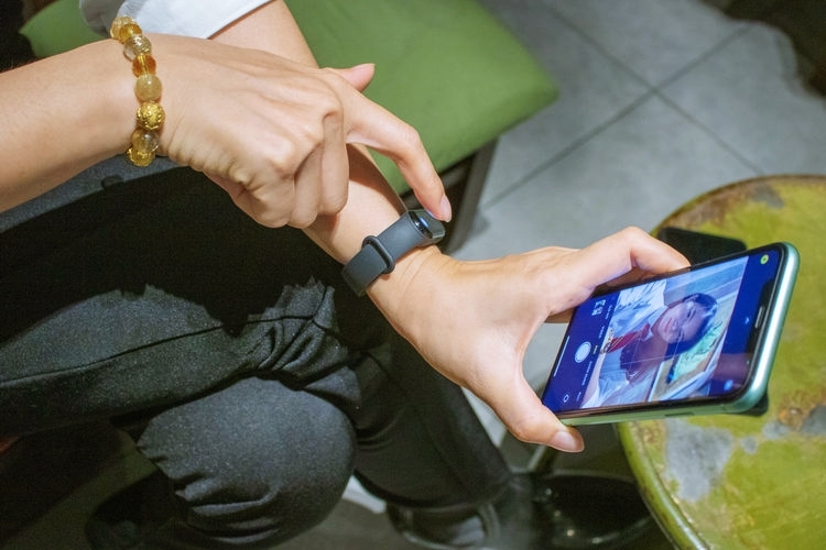 Tính năng camera biến Mi Band 6 thành remote điều khiển camera chụp hình từ xa dễ dàng