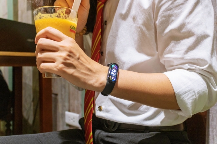 Với chức năng điều khiển nhạc trên Mi Band 6, qua bài, tăng giảm âm lượng cho dễ dàng, cho những giây phút giải trí đã hơn