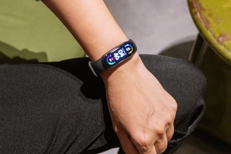 Người dùng có thể xem bước chân, nhịp tim ngay từ màn hình chính của Mi Band 6
