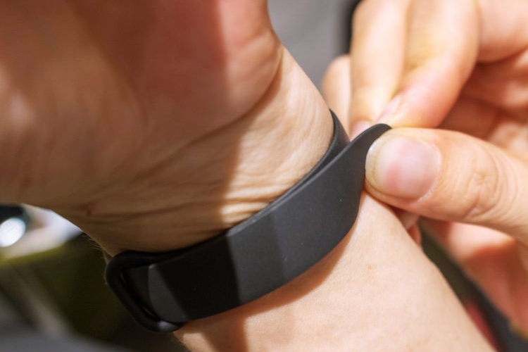 Trong mọi tình huống, người dùng cần đeo Mi Band 6 chặt để cảm biến ở mặt lưng làm việc hiệu quả