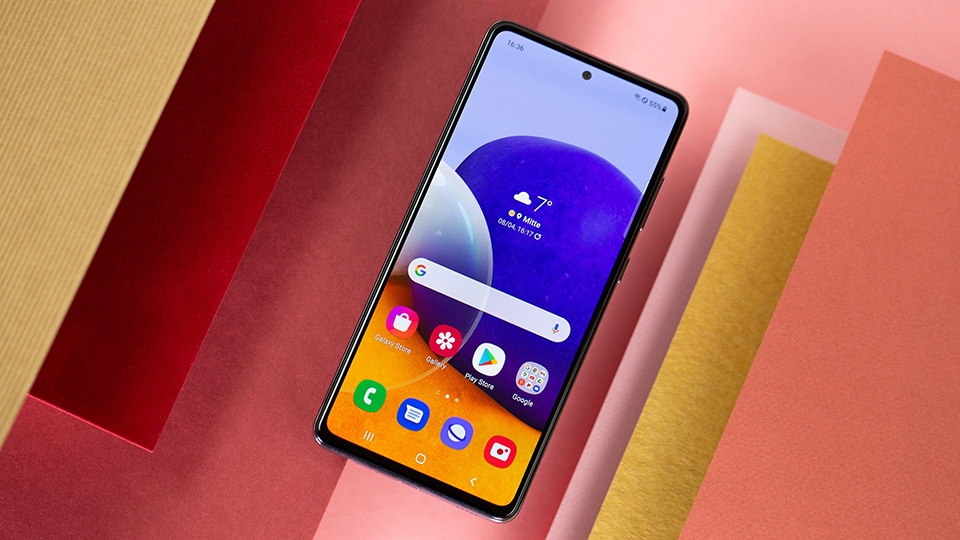 Cả hai đều có màn hình AMOLED tuyệt đẹp