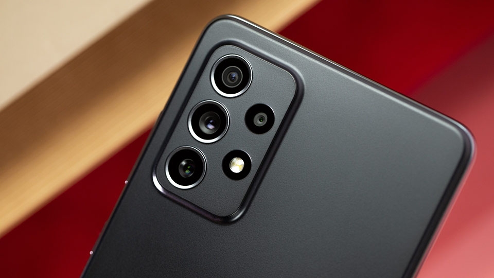 Thiết kế camera trông giống hệt nhau nhưng camera Galaxy A72 có thông số kỹ thuật tốt hơn