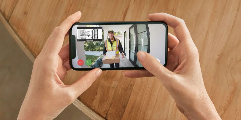 Cho biết ai đang đứng ở cửa