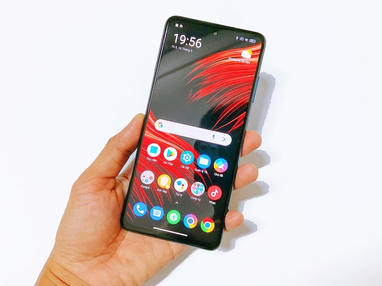 POCO X3 Pro có màn hình rất to nhưng cho cảm giác cầm chắc tay