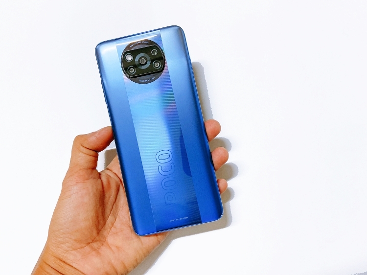 Dù được làm bằng nhựa nhưng mặt lưng POCO X3 Pro thật sự gây ấn tượng
