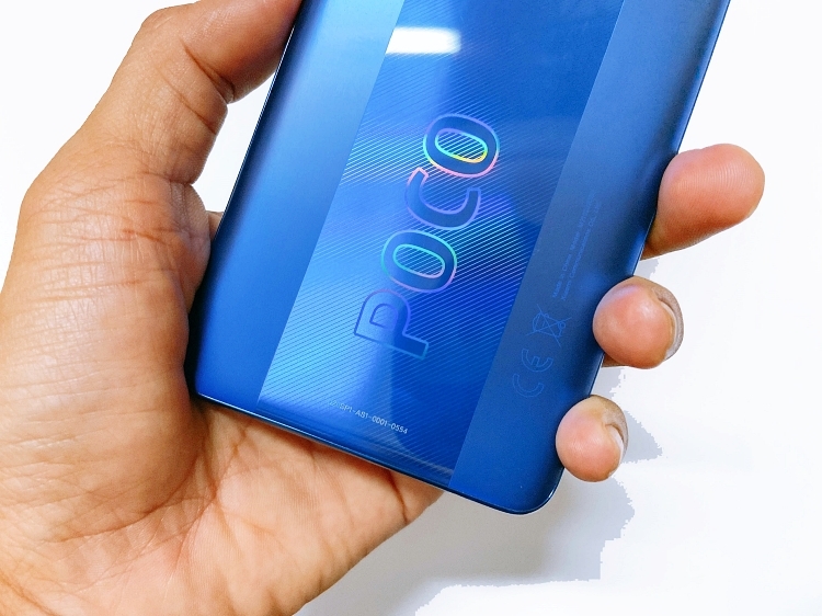 POCO X3 Pro với logo thương hiệu lớn đầy cá tính