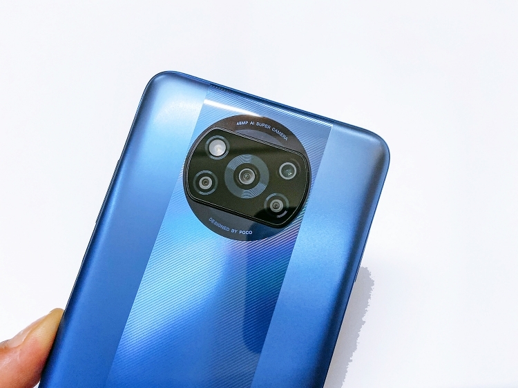 Cụm 4 camera POCO X3 Pro trông hầm hố, có hơi dày
