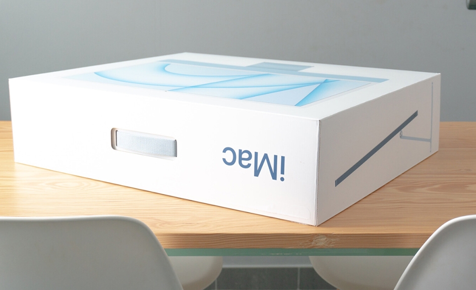 Hộp iMac cũng được phối màu phù hợp Hộp iMac cũng được phối màu phù hợp