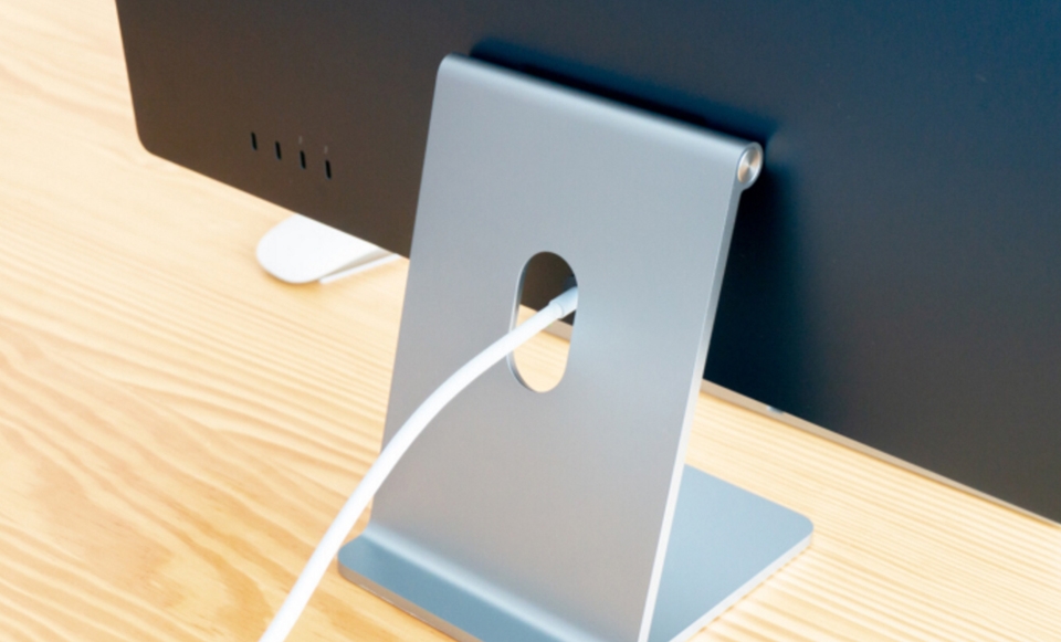 Kết nối từ tính mạnh mẽ và an toàn trên iMac mới Kết nối từ tính mạnh mẽ và an toàn trên iMac mới