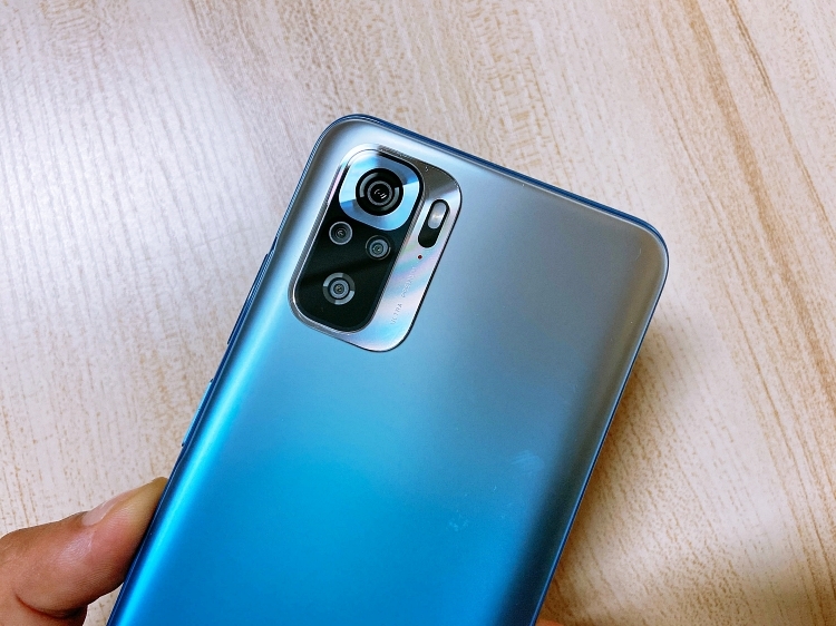 Cụm camera trên Redmi Note 10S không quá dày