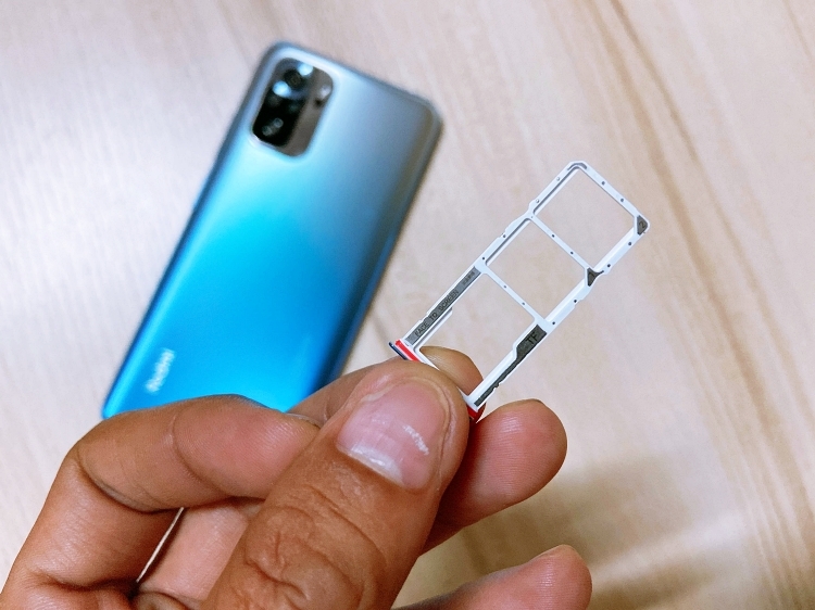 Xiaomi Redmi Note 10S có khay SIM hoàn chỉnh