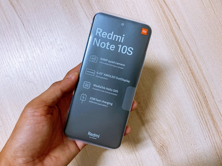 Xiaomi Redmi Note 10S có màn hình to nhưng cầm nắm rất gọn