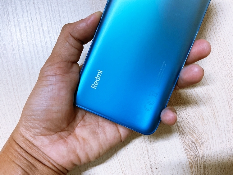 Redmi Note 10s có một màu xanh biển rất "thơ" và rất đẹp