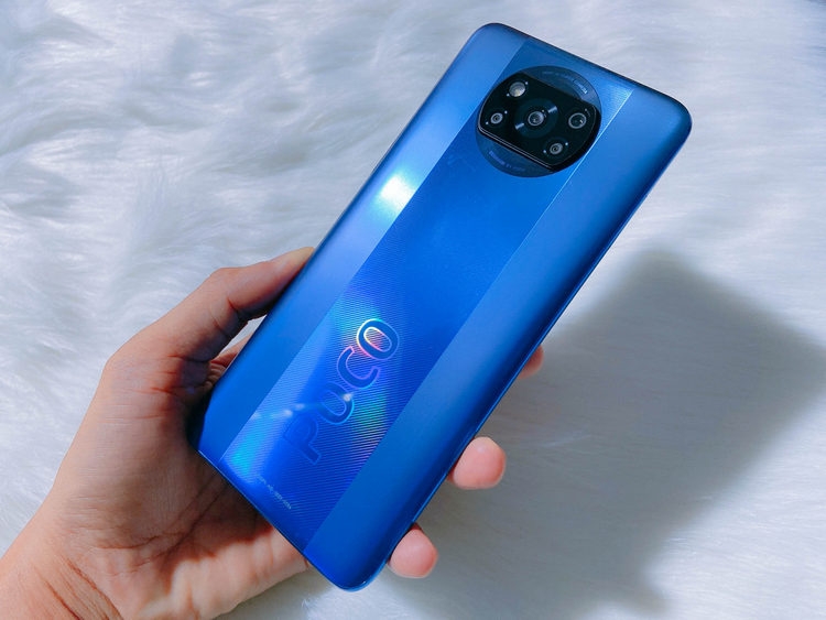 Mặt lưng và bộ khung của POCO X3 Pro được làm bằng nhựa nhưng trông không hề rẻ tiền