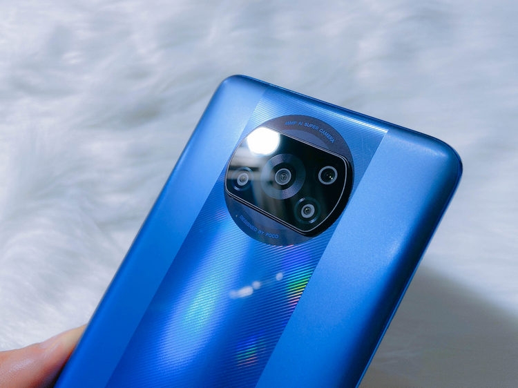 Cụm camera thiết kế khá hài hòa với mặt lưng POCO X3 Pro