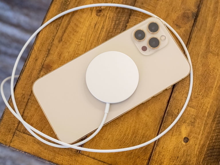 Truyền dữ liệu qua MagSafe trên iPhone 13
