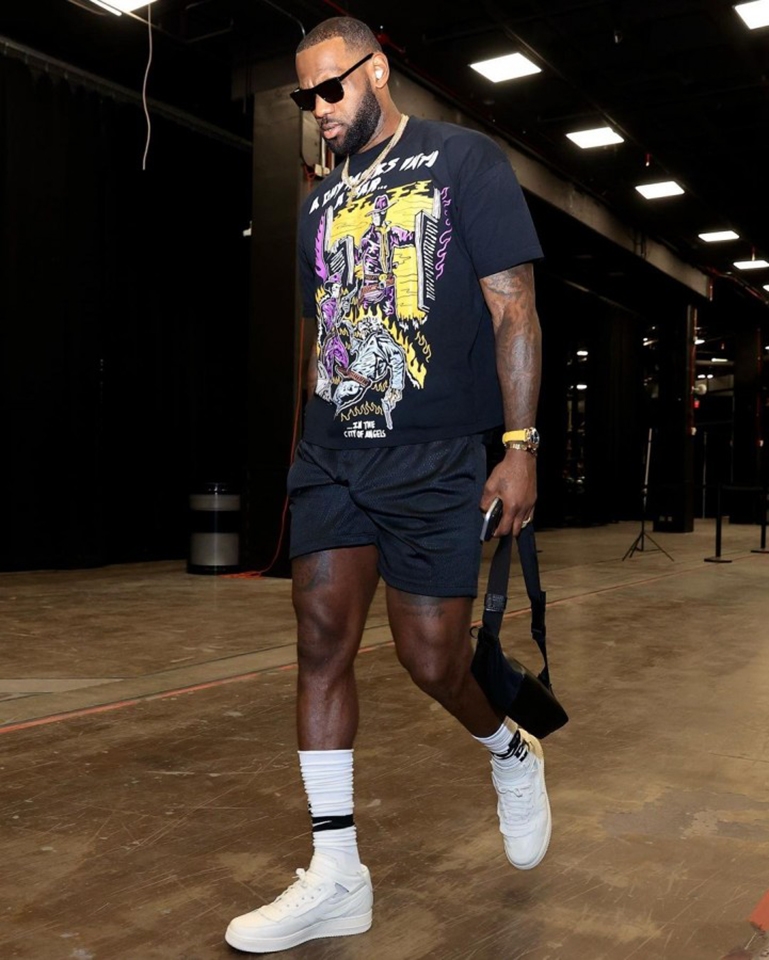 Beats Studio Buds xuất hiện trên tai LeBron James (ảnh 1)