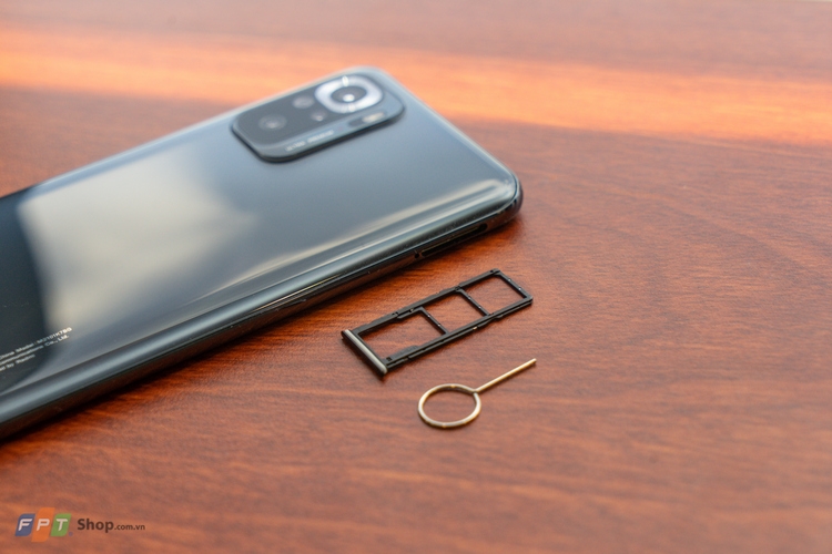 Redmi Note 10S có khay SIM hỗ trợ 2 khay SIM và cả thẻ nhớ tiện lợi