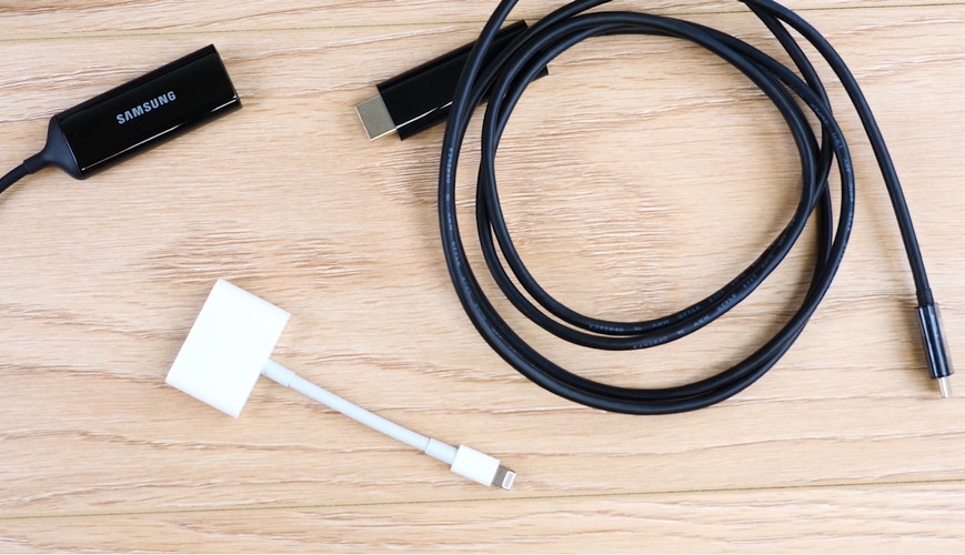 Sử dụng dây cáp hoặc bộ chuyển đổi (adapter)