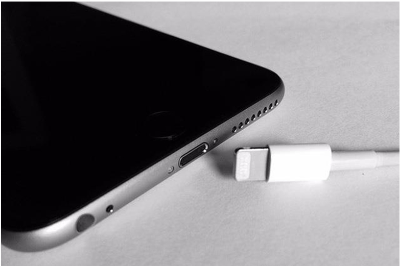 Sạc điện thoại bằng laptop 1