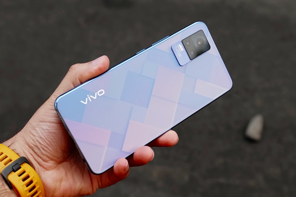 Mặt lưng vivo Y73 có nhiều họa tiết kim cương tuyệt đẹp Mặt lưng vivo Y73 có nhiều họa tiết kim cương tuyệt đẹp