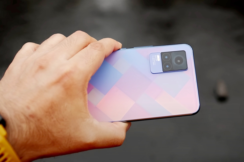 vivo Y73 có 3 camera ở phía sau vivo Y73 có 3 camera ở phía sau