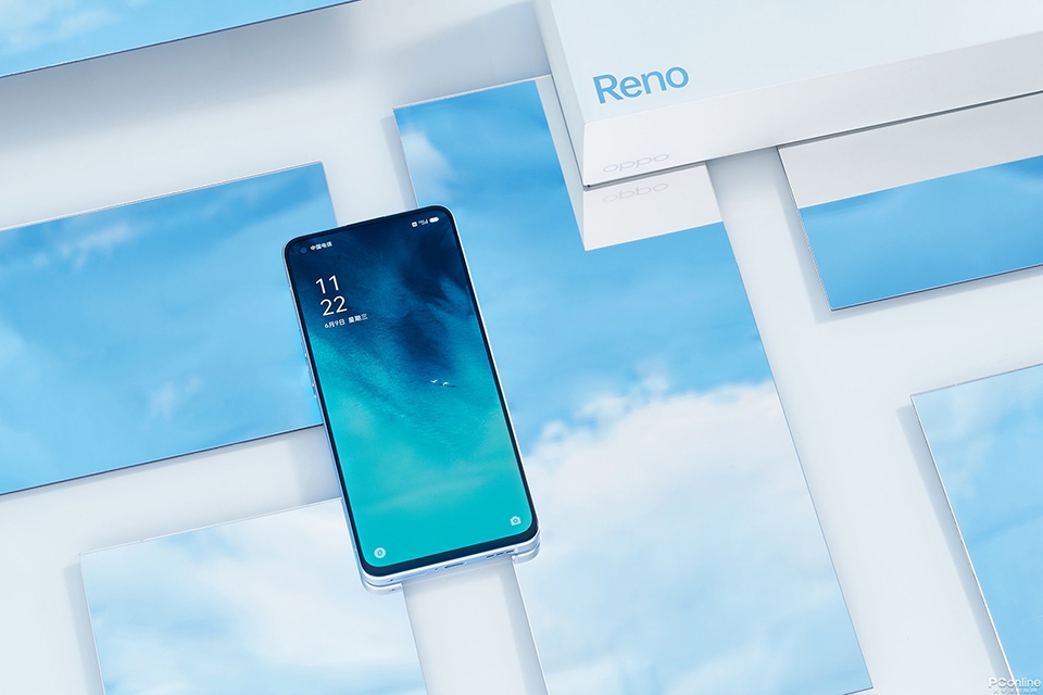 OPPO Reno6 có màn hình đục lỗ quen thuộc