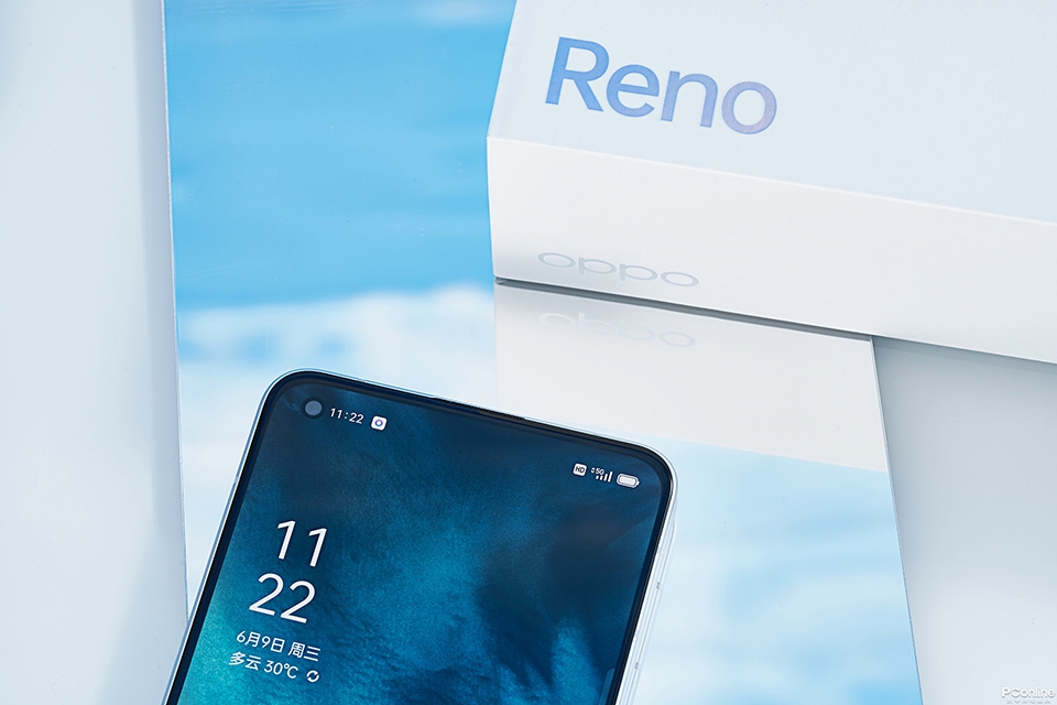 OPPO Reno6 có màn hình AMOLED