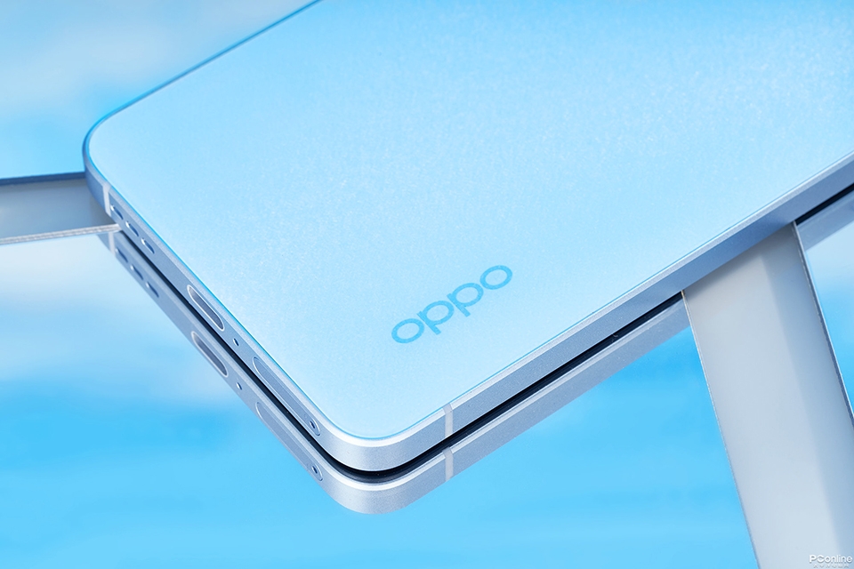 OPPO Reno6 có khung phẳng như iPhone 12